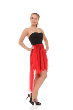 Beyaz arka planda dar elbiseli genç bir kadın.