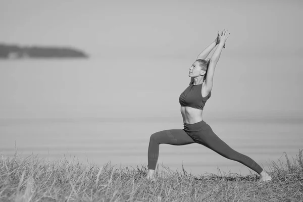 Jeune Beauté Fille Faire Des Exercices Été Par Mer — Photo