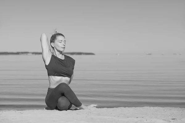 Jeune Beauté Fille Faire Des Exercices Été Par Mer — Photo