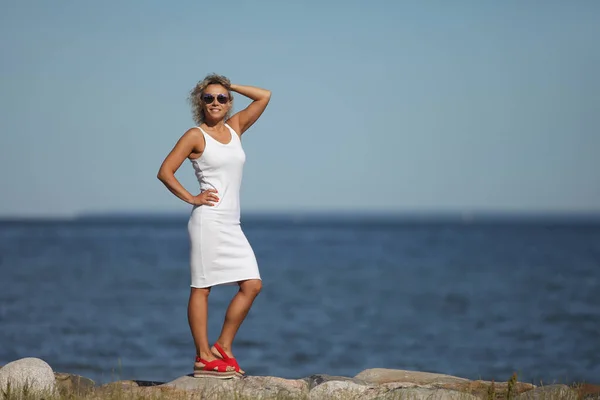 Jovem Mulher Esbelta Junto Mar Vestido Branco — Fotografia de Stock