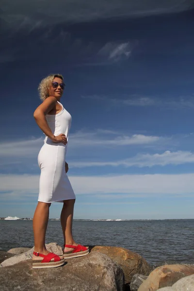 Jovem Mulher Esbelta Junto Mar Vestido Branco — Fotografia de Stock