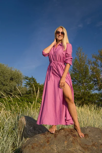 Schöne Sexy Junge Frau Genießt Den Sommer Freien — Stockfoto