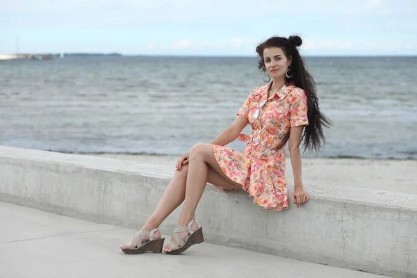 Deniz Kenarında Yaz Elbisesi Içinde Mutlu Bir Kadın — Stok fotoğraf