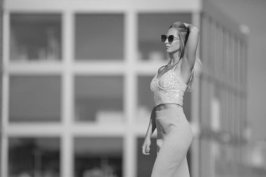 Sokakta genç ve şık bir model.