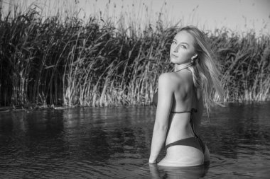 Kumsalda seksi bikinili güzel kadın