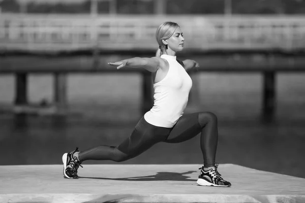 Giovane Donna Fitness Con Una Figura Sportiva Facendo Stretching — Foto Stock