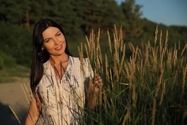 Porträt Einer Jungen Frau Einem Kleid Gras — Stockfoto