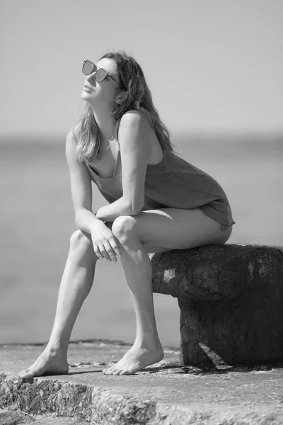 Mladá Štíhlá Žena Moře Pózující Šatech — Stock fotografie