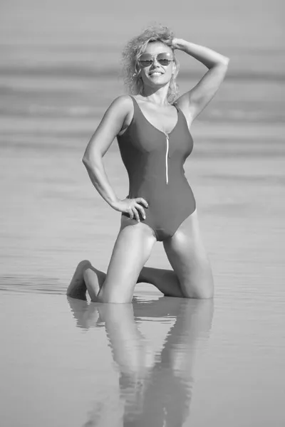 Krása Žena Červených Plavkách Pláži — Stock fotografie