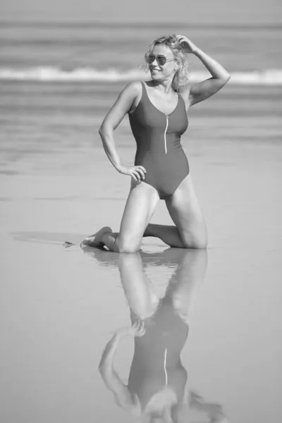 Красива Жінка Червоному Купальнику Пляжі — стокове фото