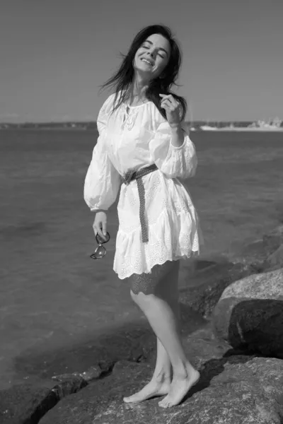 Deniz Kenarındaki Genç Narin Kadın Kıyafetler Içinde Poz Veriyor — Stok fotoğraf