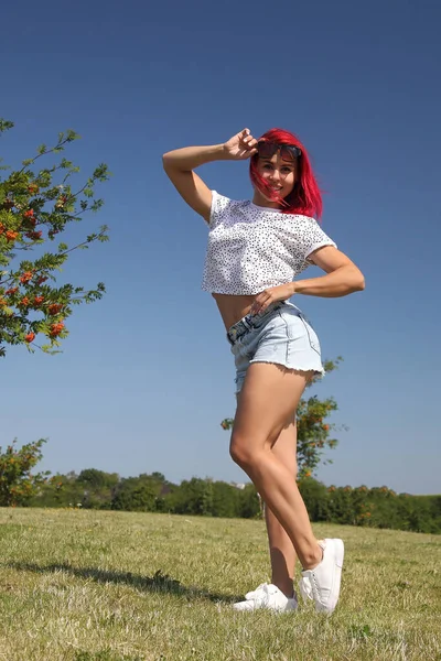 Tânără Femeie Fericită Într Cămașă Pantaloni Scurți Denim — Fotografie, imagine de stoc