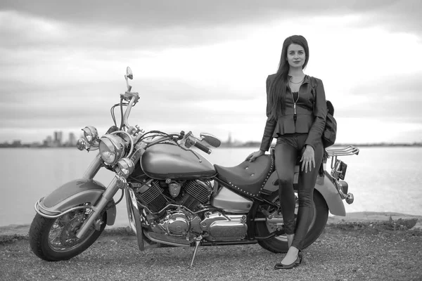 Charmante Junge Frau Mit Einem Klassischen Motorrad — Stockfoto