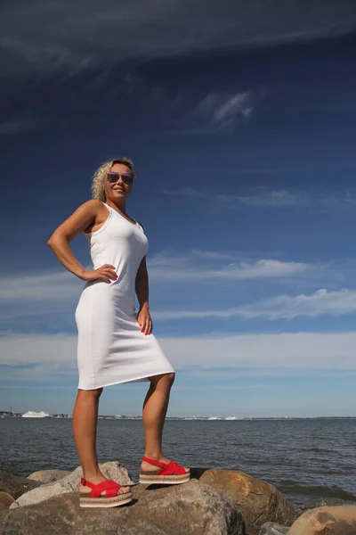 Menina Feliz Vestido Branco Junto Mar — Fotografia de Stock