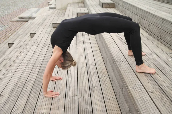 Schöne Junge Frau Macht Yoga Übungen Draußen — Stockfoto