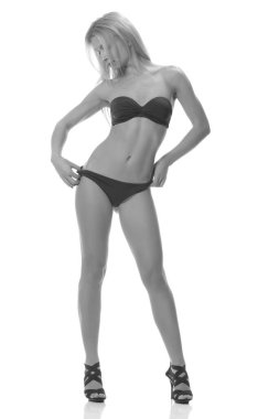 Mükemmel atletik vücudu olan bir kadın. fitness bikinisi