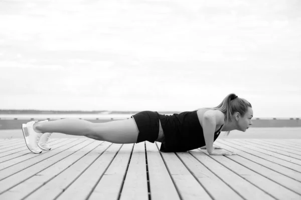 Jeune Femme Saine Athlétique Faisant Yoga Bord Mer — Photo