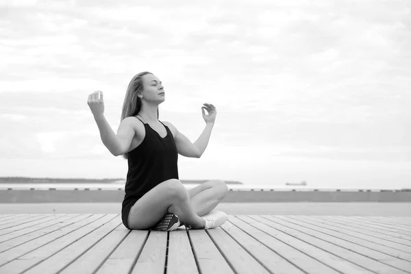 Genç Atletik Sağlıklı Kadın Deniz Kenarında Yoga Yapıyor — Stok fotoğraf