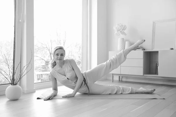 Jovem Bela Mulher Praticando Ioga Pose Perto Grande Janela — Fotografia de Stock