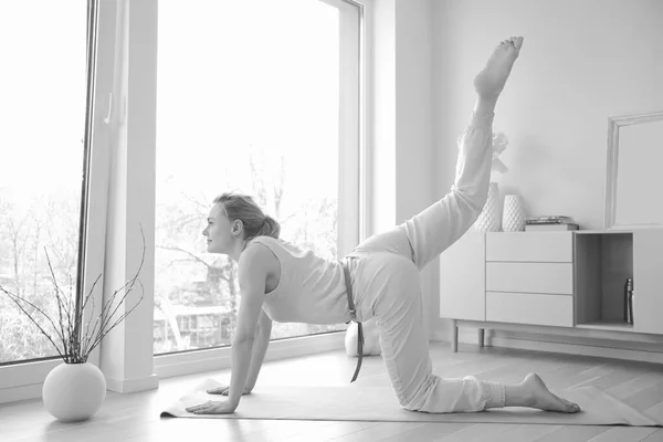 Jong Mooi Vrouw Oefenen Yoga Pose Buurt Groot Venster — Stockfoto