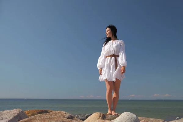 Deniz Kenarındaki Genç Narin Kadın Kıyafetler Içinde Poz Veriyor — Stok fotoğraf