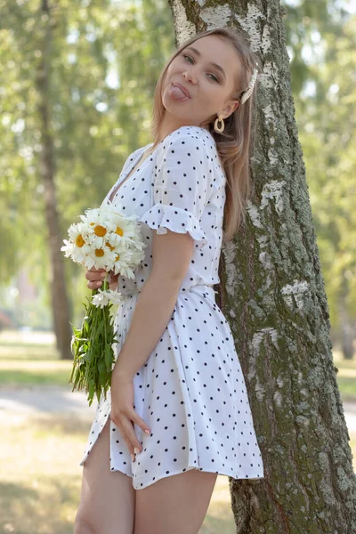 Porträtt Ung Söt Kvinna Sommarklänning — Stockfoto