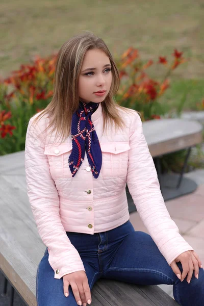 Belle Jeune Femme Caucasienne Fond Urbain — Photo