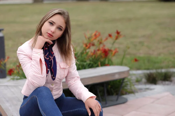 Schöne Junge Kaukasische Frau Urbanen Hintergrund — Stockfoto