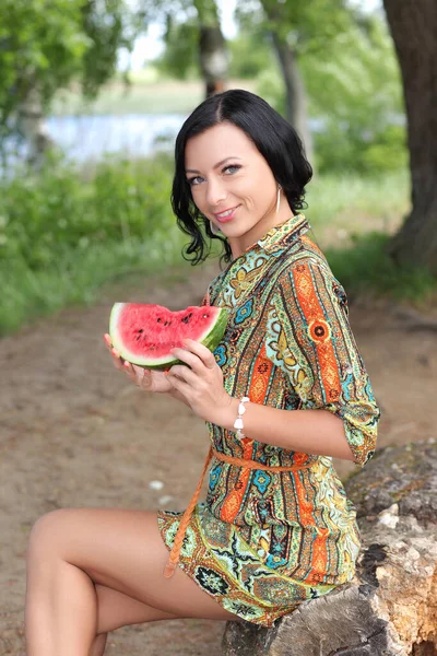 Hübsche Frau Trägt Kleid Und Isst Wassermelone — Stockfoto