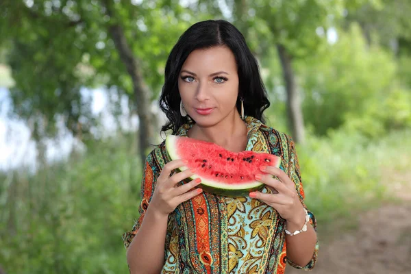 Hübsche Frau Trägt Kleid Und Isst Wassermelone — Stockfoto