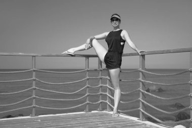 Genç esnek atletik kadın esneme hareketleri eğitimi alıyor.