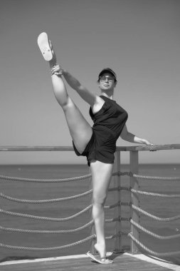 Genç esnek atletik kadın esneme hareketleri eğitimi alıyor.