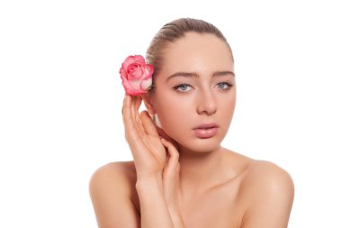 Beyaz arka planda güzel bir kadının portresi