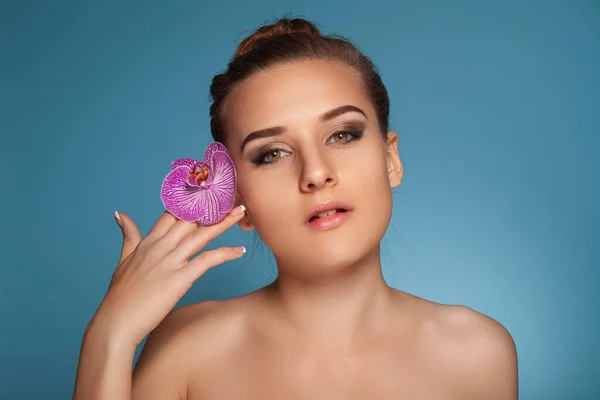 Retrato Mujer Hermosa Sobre Fondo Azul —  Fotos de Stock