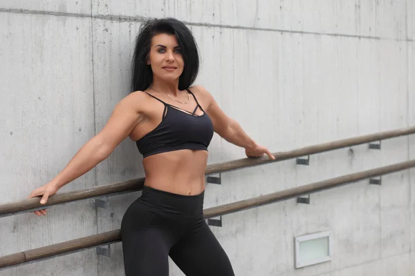 Joven Fuerte Musculoso Mujer Posando Ropa Deportiva —  Fotos de Stock