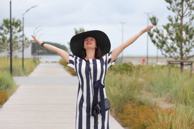 Sokakta genç ve şık bir model.