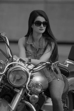Motosikletli çekici genç bir kadının portresi.