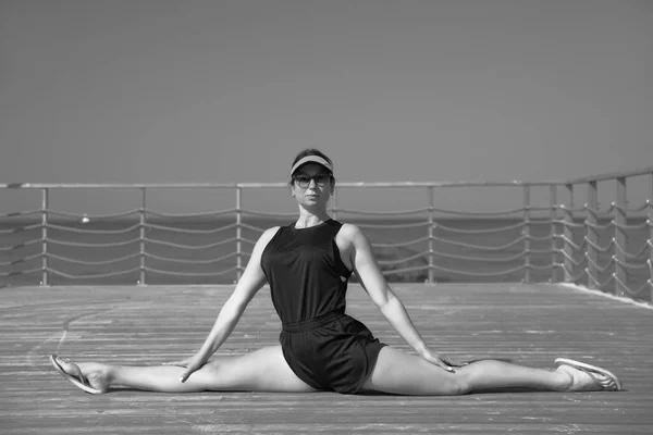 Jeune Femme Sportive Flexible Entraîne Étirement — Photo