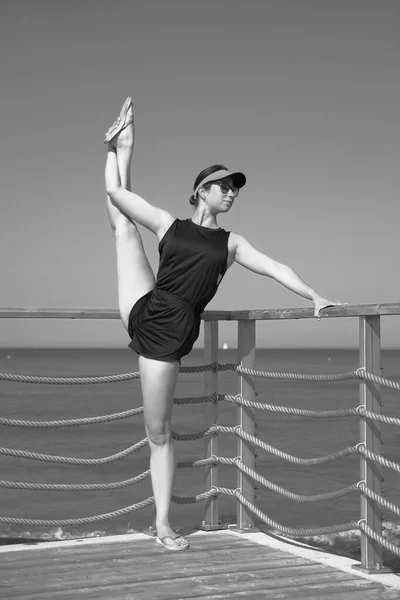 Junge Flexible Athletische Frau Trainiert Stretching — Stockfoto