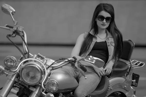 Retrato Una Joven Encantadora Motocicleta —  Fotos de Stock