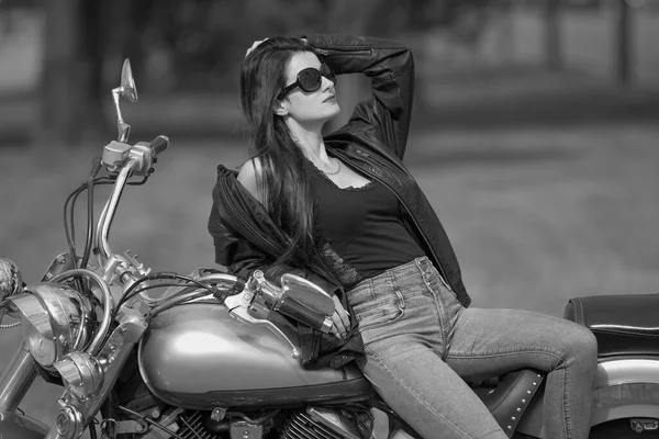 Портрет Очаровательной Молодой Женщины Мотоцикле — стоковое фото