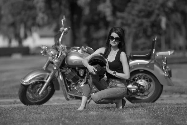 骑摩托车的年轻漂亮女子的画像 — 图库照片