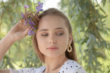 Yazlık elbise içindeki hoş bir kadının portresi.