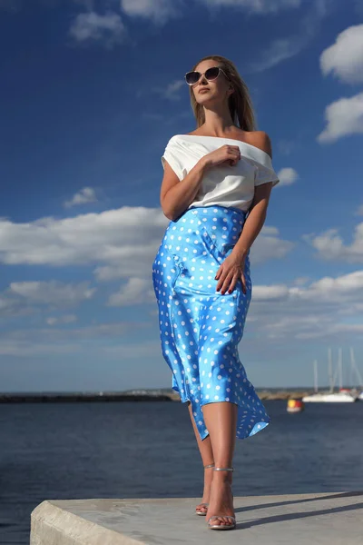 Jovem Mulher Esbelta Pelo Mar Posando Roupas — Fotografia de Stock