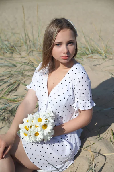 夏のドレスを着た若い可愛い女性の肖像 — ストック写真