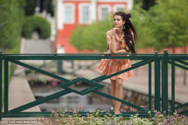 Güzel, seksi, genç bir kadın yazın tadını çıkarıyor.