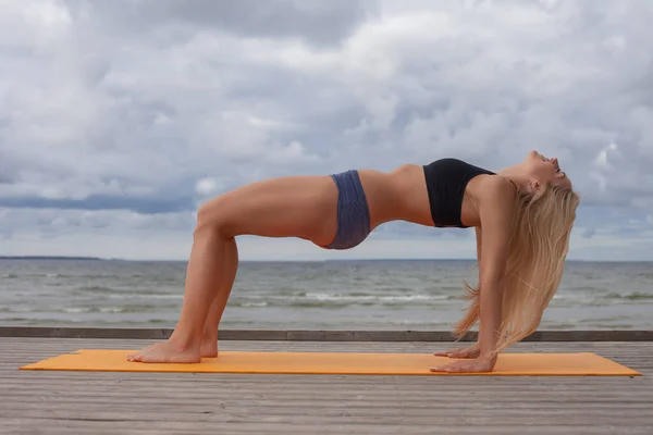 Giovane Donna Pratica Yoga Una Spiaggia Selvaggia — Foto Stock