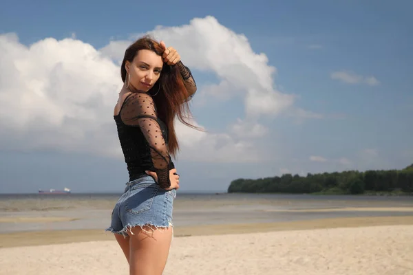Hermosa Mujer Joven Sexy Disfrutando Del Verano Aire Libre — Foto de Stock