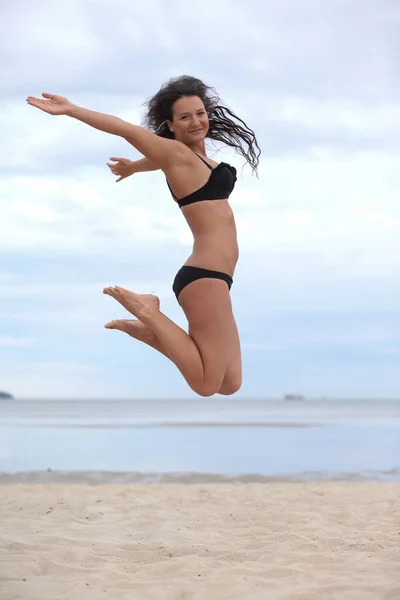 Mooie Vrouw Een Sexy Bikini Het Strand — Stockfoto