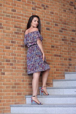 Sokakta genç ve şık bir model.